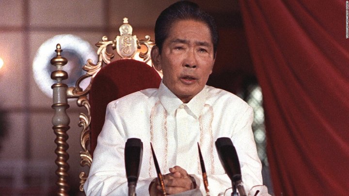  Ferdinand Marcos stýrði Filippseyjum með járnhnefa í tuttugu ár áður en hann var hrakinn úr embætti fyrir réttu 31 ári.