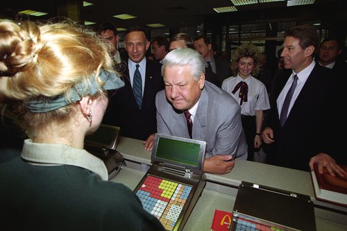 Boris Jeltsín, þáverandi Rússlandsforseti, á McDonalds í Mosku 1993. Mynd: EPA