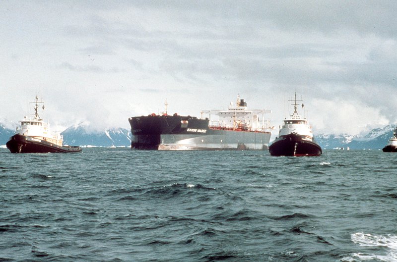 Exxon Valdez situr fast í Prince William sundi. Mynd: EPA