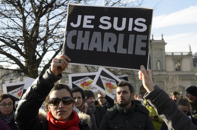 Vinsældir Hollande ruku einnig upp í kjölfar árásanna á skrifstofur Charlie Hebdo, en döluðu þá fljótt aftur.