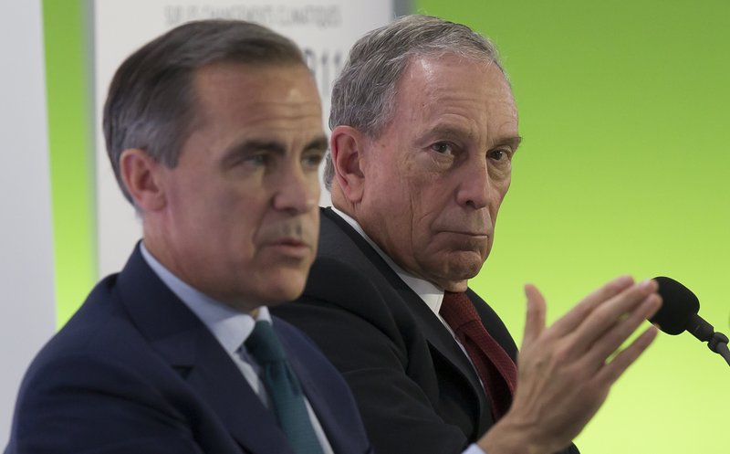 Michael Bloomberg hlustar á Mark Carney tala á loftslagsráðstefnunni í París 2015.