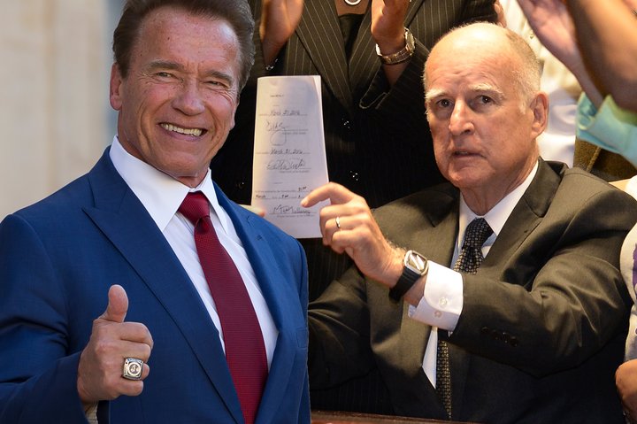 Arnold Schwarzenegger er fyrrverandi ríkisstjóri Kaliforníu sem samþykkti upphaflegu loftslagslögin árið 2006. Jerry Brown, núverandi ríkisstjóri, framlengdi þau í vikunni.