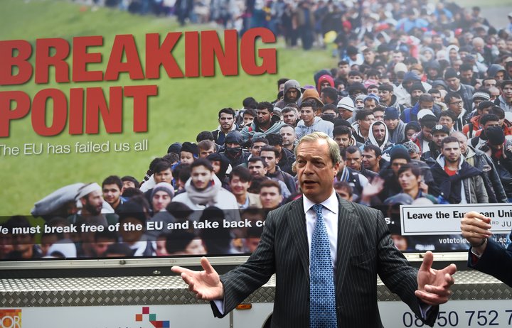 Nigel Farage, formaður UKIP, afhjúpar skilti.