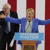 Hillary og Bernie á fundinum í New Hampshire í dag. 