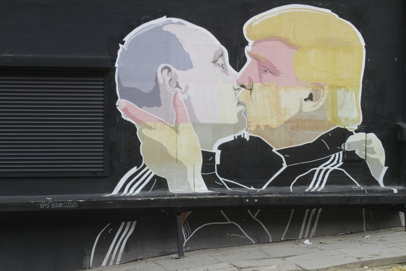 Skopmynd teiknuð á vegg, af Pútín og Trump að kyssast. Mynd: EPA.