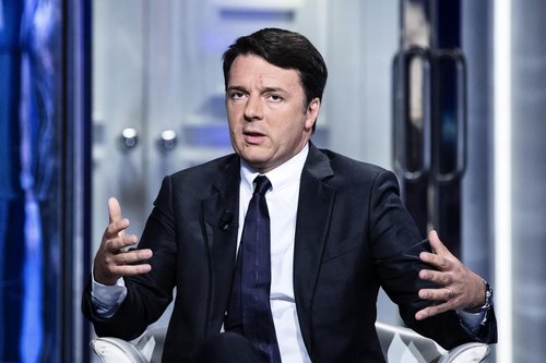 Matteo Renzi, forsætisráðherra Ítalíu, talar með höndnum eins og venja er á Ítalíu.