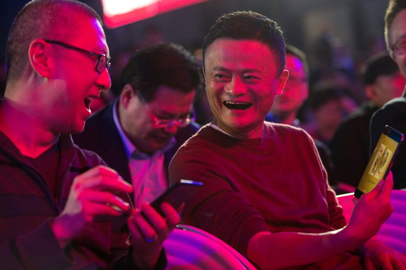 Jack Ma gerir grín. Hann er orðinn mjög ríkur af vefverslun sinni Alibaba og nú selur hann mikið af LEPIN-kubbum, meðal annars á Alibaba.