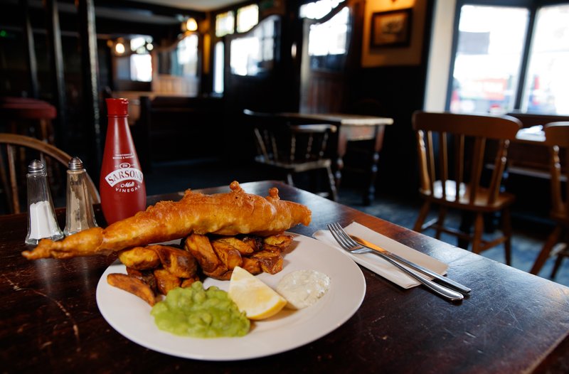 „Fish and Chips“ er vinsæll réttur í Bretlandi. Íslenskur þorskur er oftar en ekki á boðstólnum á breskum veitingahúsum.