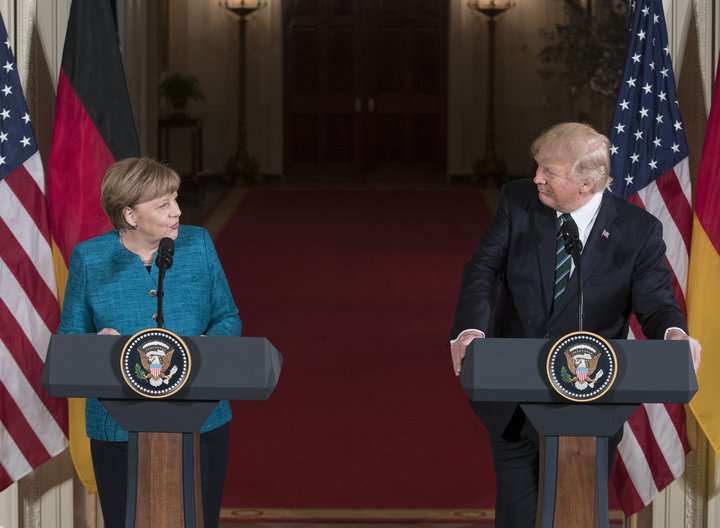 Angela Merkel og Donald Trump mæta á blaðamannafundinn eftir að hafa rætt saman í Hvíta húsinu í Washington. Viðstaddir gátu ekki hrist af sér vandræðatilfinningu með samskipti leiðtoganna.