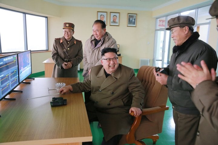 Kim Jong-un ásamt herforingjum.