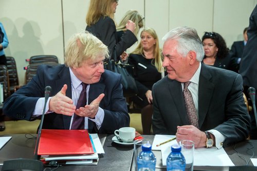 Boris Johnson, utanríkisráðherra Bretlands, og Rex Tillerson, utanríkisráðherra Bandaríkjanna, ræddu saman fyrir fundinn.
