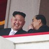 Kim Jong-un fylgist með hersýningu í Pjongjang.