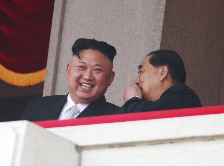 Kim Jong-un fylgist með hersýningu í Pjongjang.