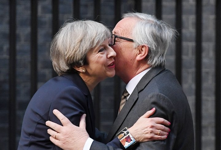 Theresa May tók á móti Jean-Claude Juncker í London í dag.