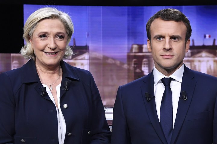 Marine Le Pen og Emmanuel Macron eru í forsetakjöri. Þau tókust á í sjónvarpskappræðum í gærkvöldi.