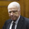 John McCain er fyrrverandi forsetaframbjóðandi Repúblikanaflokksins. Hann tapaði í kosningum gegn Barack Obama árið 2008. Hann gekkst nýverið undir aðgerð vegna heilaæxlis og skartar stórum skurði fyrir ofan vinstra auga.