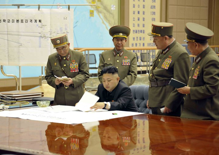 Kim Jong-un, leiðtogi Norður-Kóreu, skoðar kort með hershöfðingjum sínum.