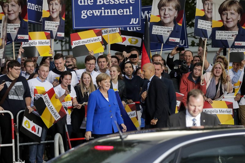 Angela Merkel ásamt stuðningsmönnum sínum fyrir kappræðurnar.