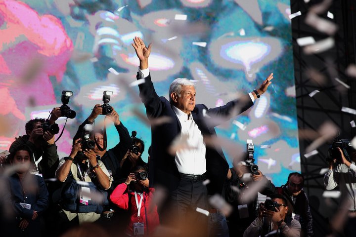 Andres Manuel Lopez Obrador fagnar sigri í kosningum.