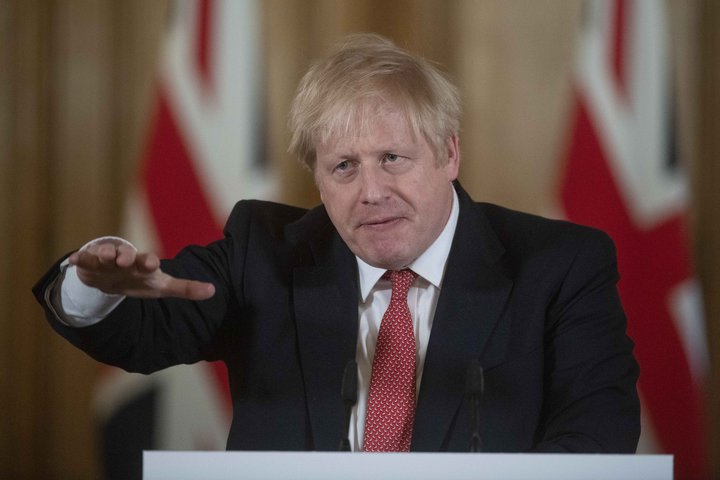 Boris Johnson, forsætisráðherra Bretlands, biður fólk að sleppa því að heimsækja ástvini í dag.