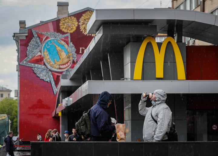 Öllum 850 veitingastöðum McDonalds í Rússlandi hefur verið lokað, að minnsta kosti um sinn. Fyrsti staðurinn opnaði í Moskvu árið 1990.