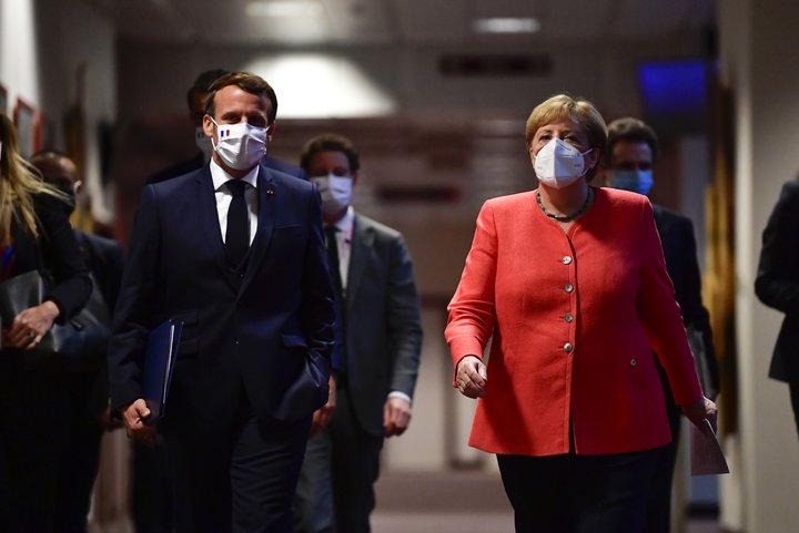 Macron og Merkel töluðu fyrir því að bróðurpartur björgunarpakkans yrði greiddur út í styrkjaformi.