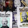 Mótmælendur hengdu upp plaköt til stuðnings Assange.