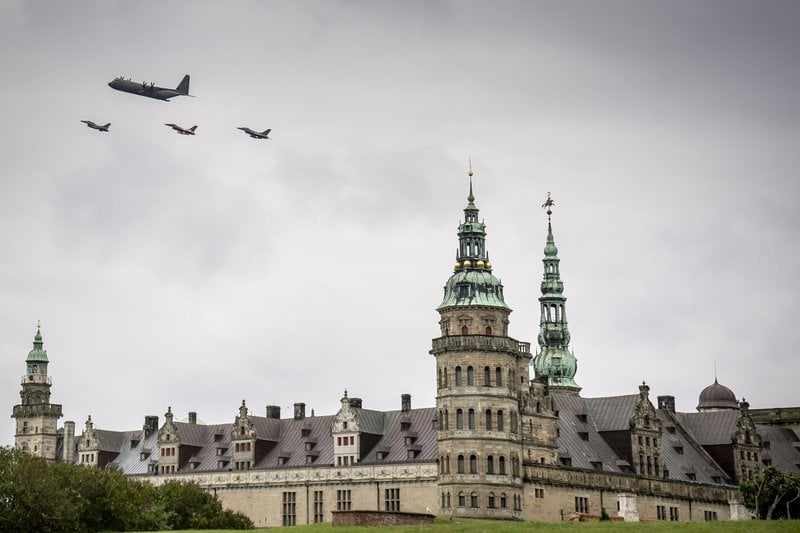 F-16 þotur fylgja Hercules C-130 flutningavél á flugsýningu yfir Krónborgarkastala í tilefni af 70 ára afmæli danska flughersins haustið 2020.