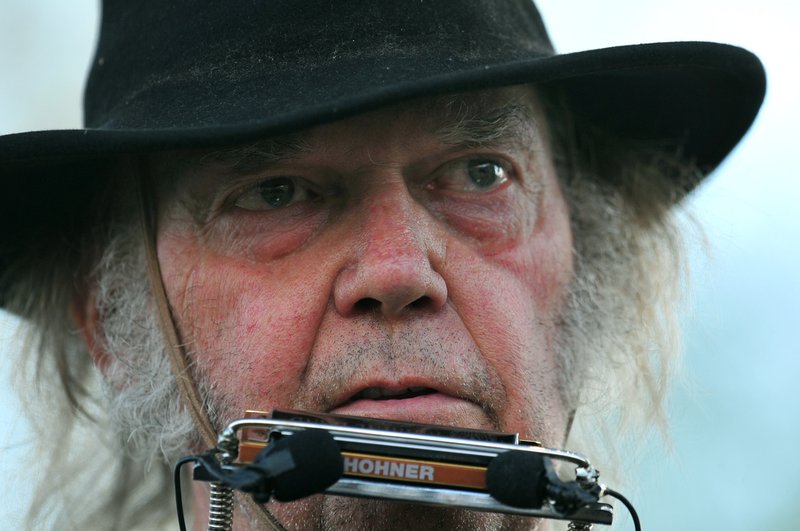 Neil Young lét Spotify velja milli hans og Joe Rogan. Spotify valdi Rogan.Mynd: EPA