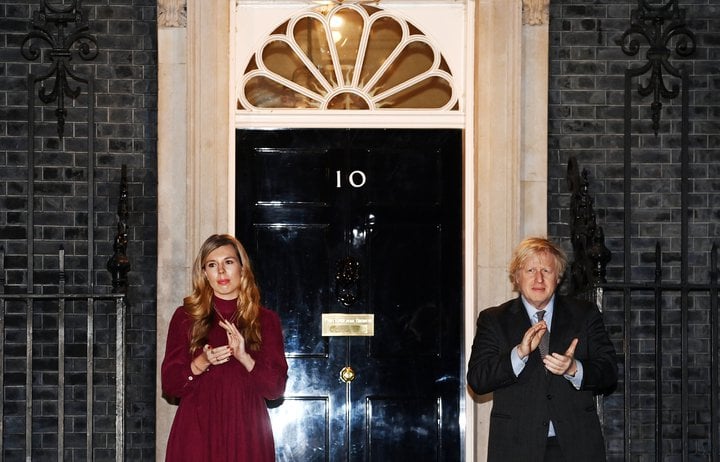 Hjónin Carrie og Boris Johnson fyrir utan Downingstræti 10 í Lundúnum.