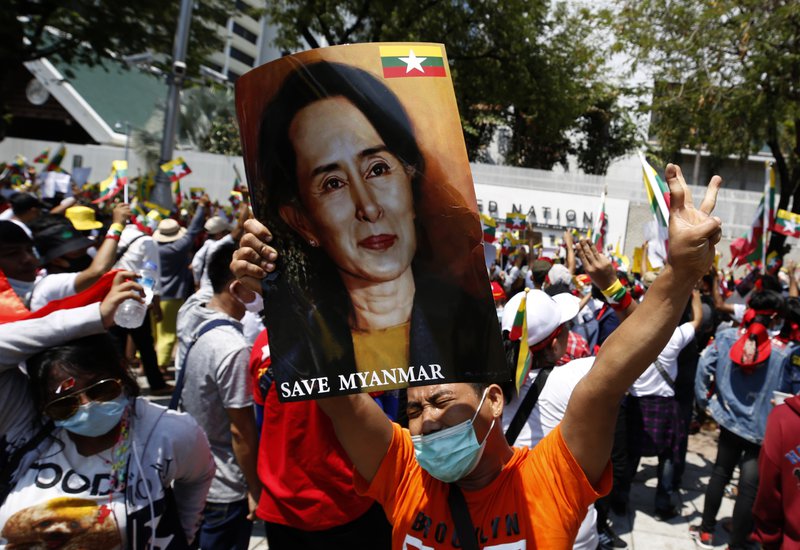 Mikil mótmæli hafa verið eftir að Aung San Suu Kyi var tekin höndum. Mynd: EPA