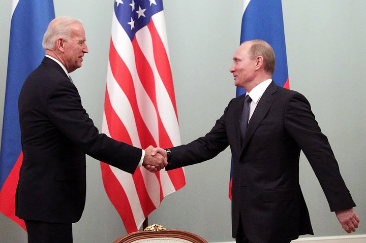 Vladímír Pútín, forseti Rússlands, tekur í höndina á Joe Biden, þáverandi varaforseta Bandaríkjanna, í Moskvu fyrir tíu árum síðan.