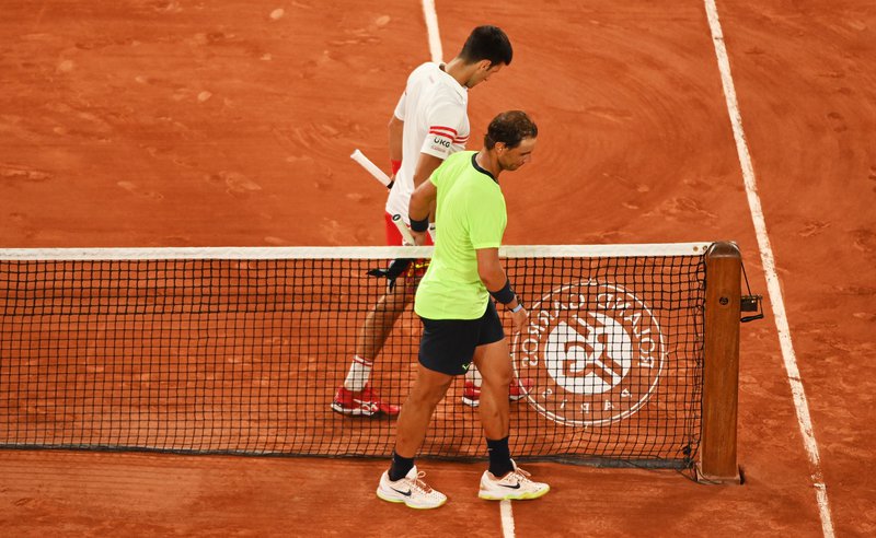 Novak Djokovic og Rafael Nadal í undanúrslitleik á opna franska meistaramótinu í fyrra. Djokovic hafði betur en eftir sigur á opna ástralska mótinu í janúar er Nadal orðinn sigursælasti tennismaður heims með 21 risatitil. Mynd:EPA