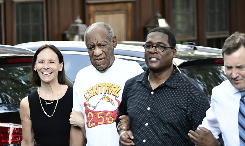 Bill Cosby ásamt lögmönnum sínum fyrir utan heimili sitt eftir að hann var látinn laus úr fangelsi. Mynd: EPA