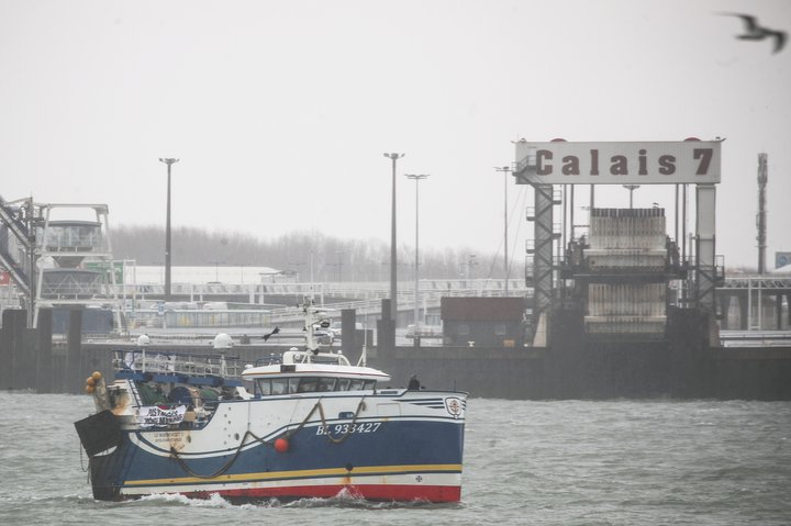 Franskur fiskveiðibátur lokar á skipaumferð um Calais í Frakklandi.