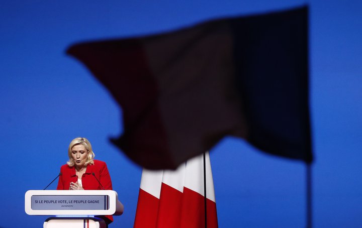 Marine Le Pen fæddist í Frakklandi árið 1968 og þegar hún var fjögurra ára gömul stofnaði faðir hennar, Jean-Marie Le Pen, öfgahægri stjórnmálaflokkinn National Front.