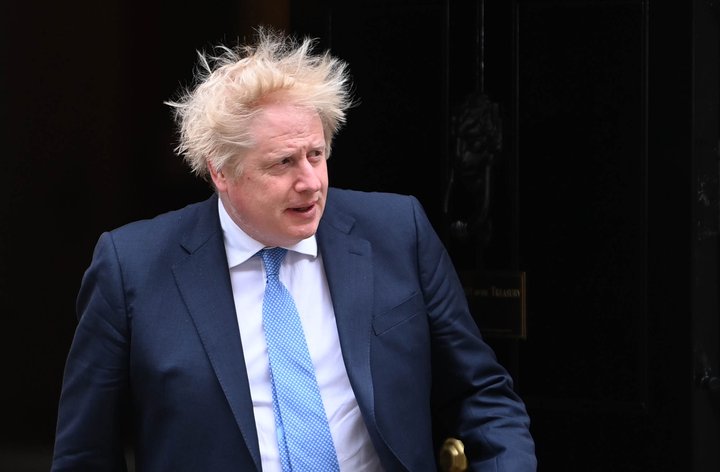 Boris Johnson, forsætisráðherra Bretlands, bað þingmenn enn einu sinni afsökunar á að hafa verið viðstaddur samkvæmi, þar á meðal eigin afmælisveislu, í Downingstræti á tímum strangra sóttvarnareglna vegna COVIID-19.