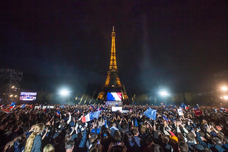 Stuðningsmenn Macron Frakklandsforseta fagna endurkjöri hans við Eiffel-turninn.