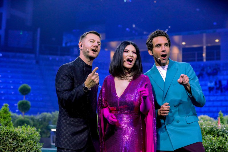 Alessandro Cattelan, Laura Pausini og Mika kynna Eurovision í ár.