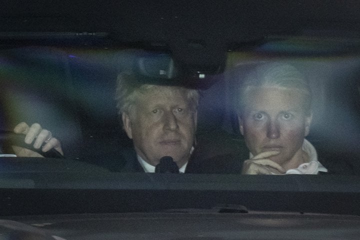 Boris Johnson yfirgefur þingið eftir að hafa greitt atkvæði um vantrauststillögu gegn sjálfum sér.