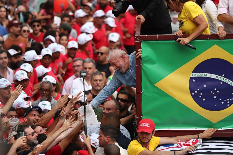 Luis Inácio Lula da Silva heilsar stuðningmönnum sínum. Mynd: EPA
