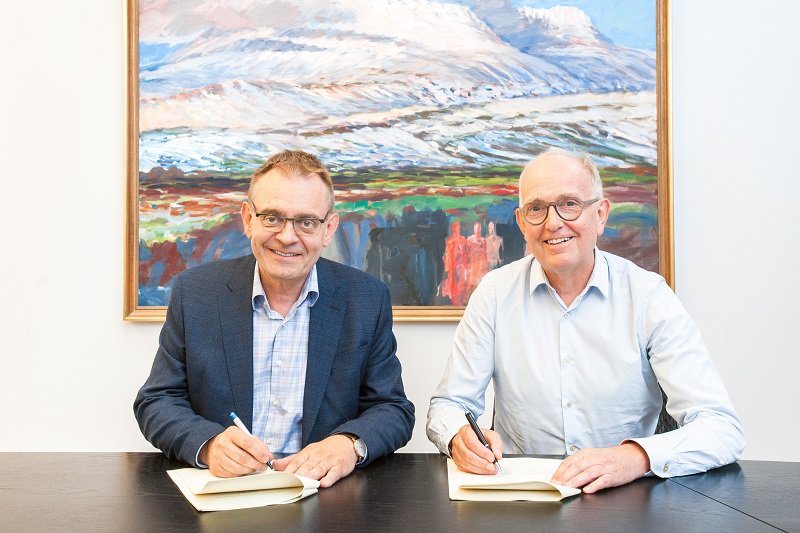 Mynd: Aðsend. Sigurður Guðjónsson, forstjóri Hafrannsóknastofnunar og Peter S. Williams, fulltrúi INEOS Group.