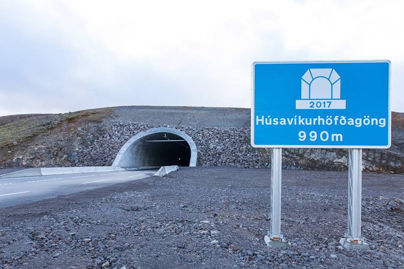 Húsavíkurhöfðagöng eru 990 metra löng og tengja iðnaðarsvæðið á Bakka við Húsavíkurhöfn.