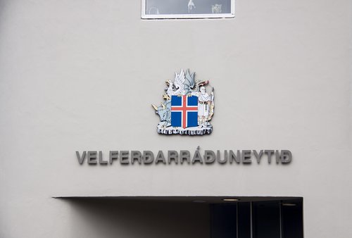 Vel­ferð­ar­ráðu­neytið fékk jafn­launa­vottun árið 2017. Ráðu­neyt­inu var síðan skipt upp í heil­brigð­is­ráðu­neytið og félags­mála­ráðu­neyt­ið.