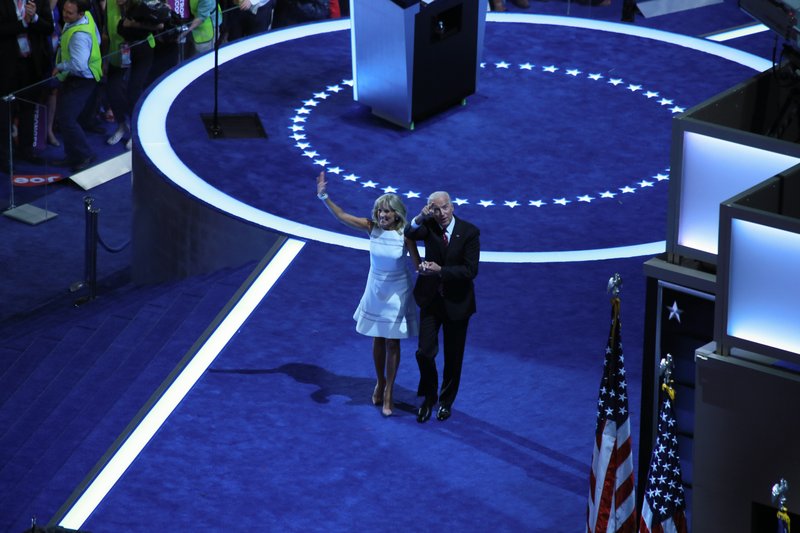 Joe Biden heilsar upp á ráðstefnugesti ásamt eiginkonu sinni Jill Biden.