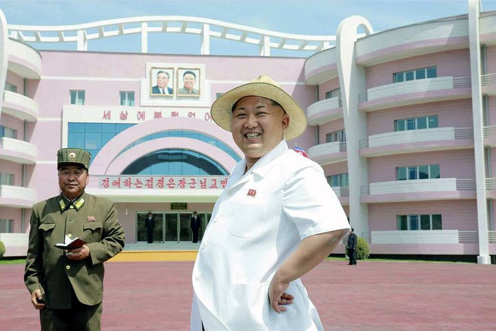 Kim Jong-un, leiðtogi Norður-Kóreu, skælbrosandi í skoðunarferð.