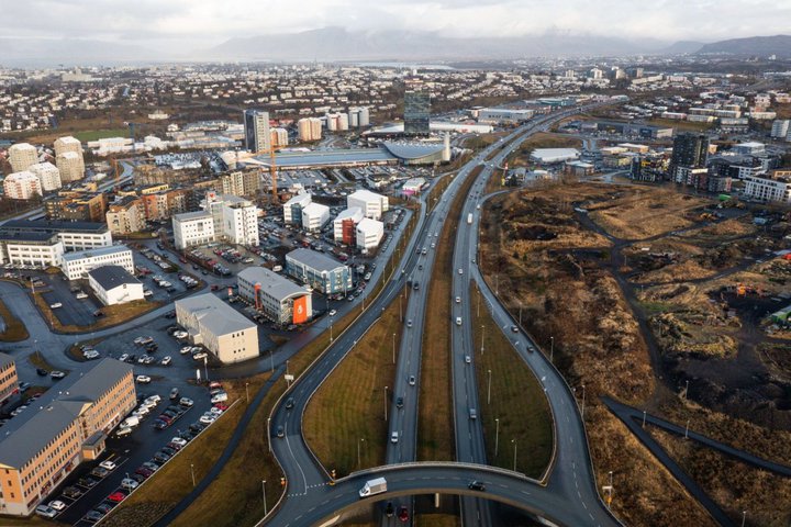 Reykjanesbrautin gerir í dag ferðir gangandi og hjólandi á milli Smára og Glaðheimahverfis fremur torfærar.