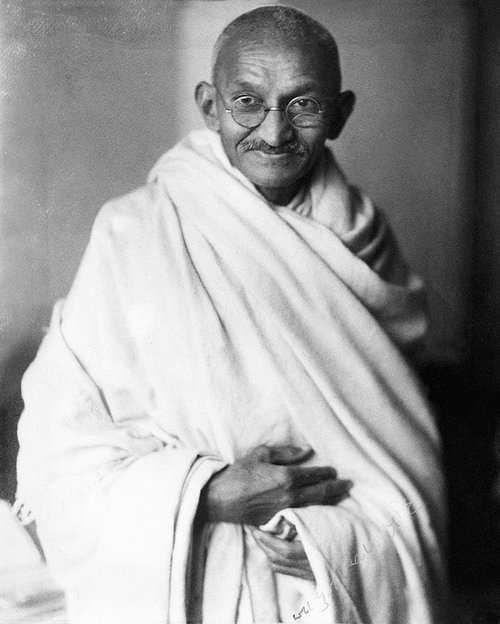 Mahatma Gandhi (f.2. október 1869, d.30. janúar 1948) var pólitískur leiðtogi Indverja. Hann sagði: 