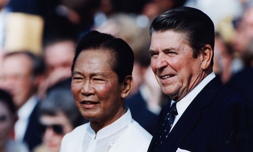 Marcos og Ronald Reagan. Marcos naut lengst af stuðnings yfirvalda í Bandaríkjunum.