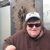 Michael Moore fyrir utan Keflavíkurflugvöll þegar hann yfirgaf landið í maí 2015.